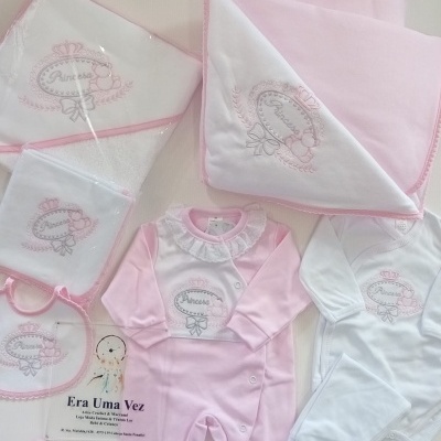 Conjunto de roupa e acessórios para bebé rosa e branco com bordados Princesa e etiqueta Era Uma Vez.