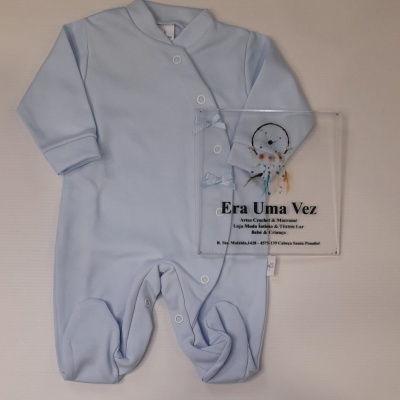 Macacão de bebé azul claro com botões e pés fechados.