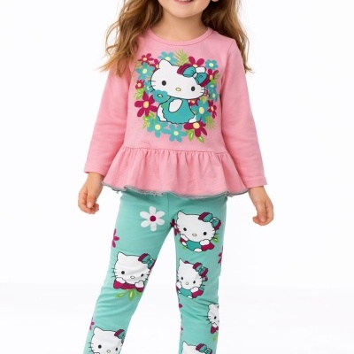 Conjunto de roupa infantil de camisola rosa e leggings azul com estampas da Hello Kitty e flores.