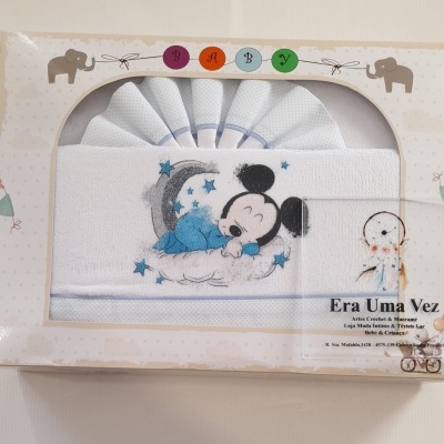 Conjunto de toalhas de bebé com ilustração do Mickey Mouse na embalagem