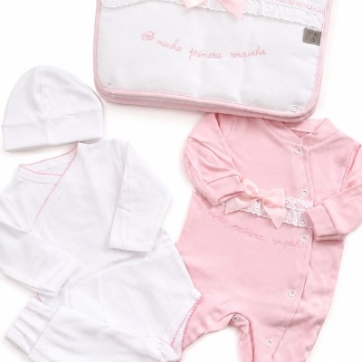 Conjunto de roupa de bebé rosa e branca com bolsa bordada
