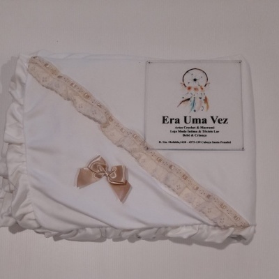 Manta branca de bebé com renda creme e laço