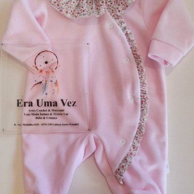 Macacão de bebé rosa com folho floral e botões de pressão