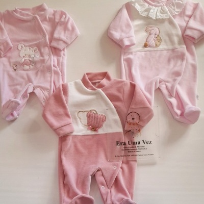 Três pijamas de bebé rosa e branco com bordados de animais e botão frontal.