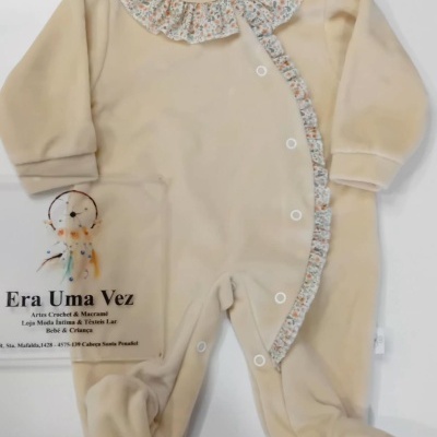 Macacão bebé bege com padrão floral nas bordas e colarinho franzido