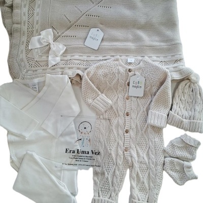 Conjunto de bebé em malha bege claro com manta e roupa interior branca