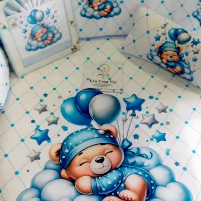 Conjunto têxtil para bebé com padrão de urso azul dormindo em nuvens e estrelas