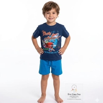 Menino com t-shirt azul escura de aviões e calções azuis céu sobre fundo branco