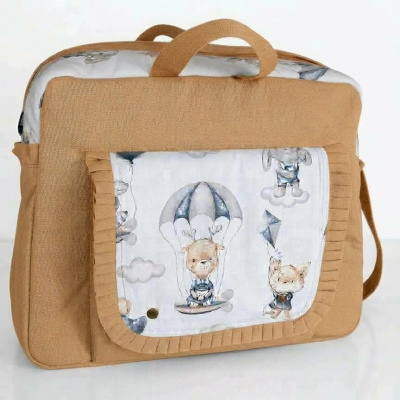 Malinha bege com bolso estampado com desenhos de animais em balão e papagaio