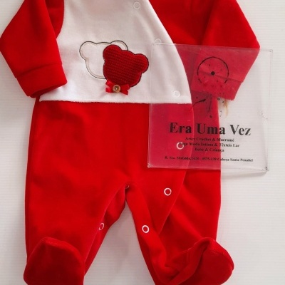 Macacão para bebé vermelho e branco com aplicação de ursinho em crochet e botões de pressão