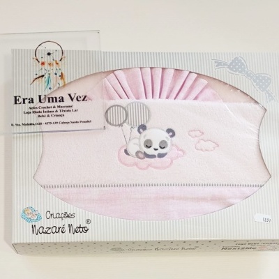 Conjunto de tecido para bebé rosa claro com bordado de panda a dormir numa nuvem numa caixa branca às riscas