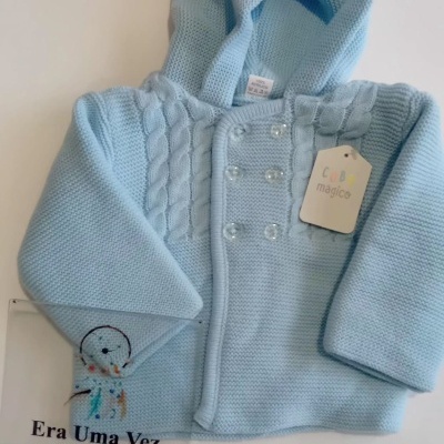 Casaco de malha azul claro com capuz para bebé