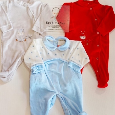 Três macacões de bebé em azul, branco e vermelho com bordados e colarinho