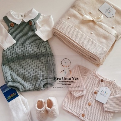 Conjunto de roupa de bebé com casaco, macacão, meias, sapatinhos e manta em tons neutros e verdes