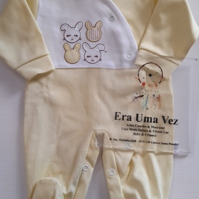 pijama de bebé amarelo claro e branco com coelhinhos bordados