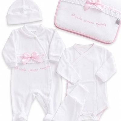Conjunto de roupa de bebé branco com laços rosa e bordado