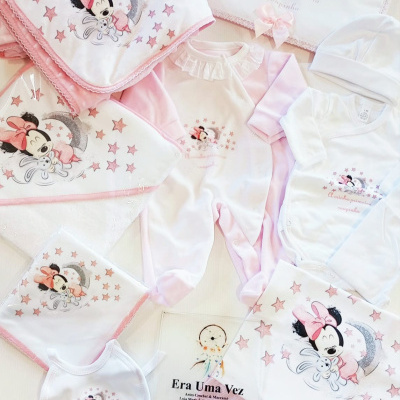 Conjunto de roupa e acessórios de bebé com estampado da Minnie e estrelas cor-de-rosa