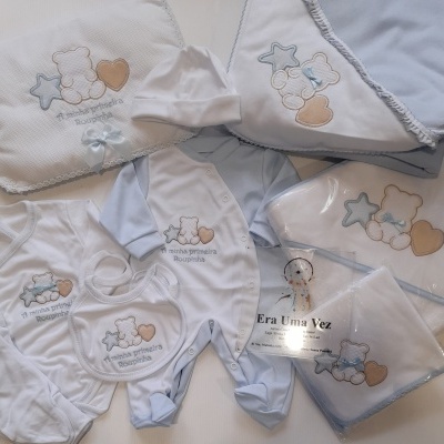 Conjunto de roupa de bebé azul e branco com ursinho bordado e texto