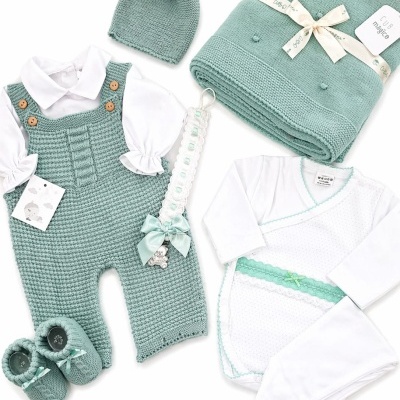 Conjunto de roupa e acessórios de bebé em malha verde e branco