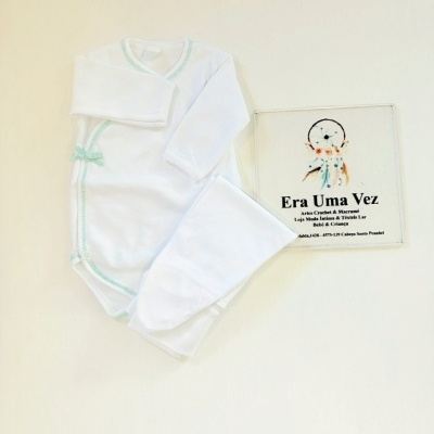 Body branco de bebé com bordas verdes e placa com texto e apanhador de sonhos