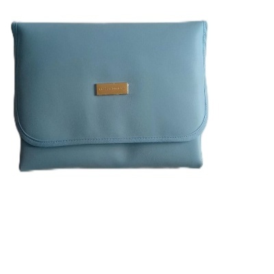 Carteira ou mala de mão azul clara com placa metálica dourada