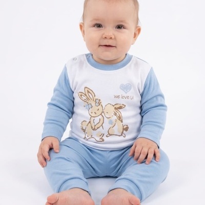 Bebé com pijama azul claro e branco com coelhos e texto we love U