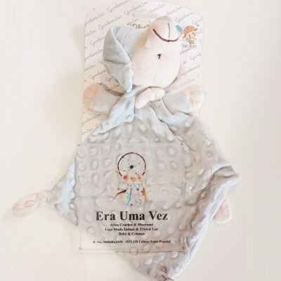 Brinquedo de peluche cinza claro para bebé com texto Era Uma Vez na embalagem