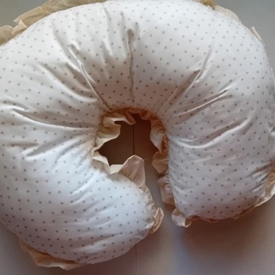 Almofada em forma de U branca com estrelas cinzentas e folhos bege