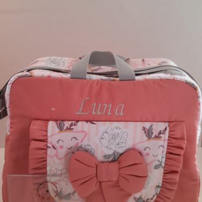 Bolsa rosa com bordado Luna, animais e laço decorativo