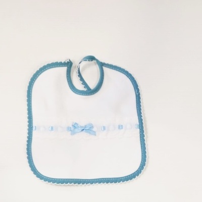 Babete branco com borda azul e laço azul