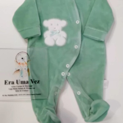 Macacão verde claro para bebé com ursinho branco e laço azul