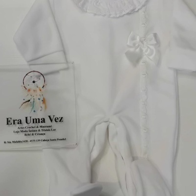Macacão branco de bebé com gola franzida e laço de cetim