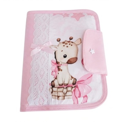 Capa para caderno rosa com desenho de girafa e renda branca