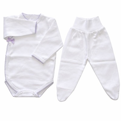 Conjunto de bebé branco com body e calças com pé