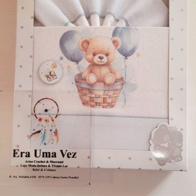 Conjunto de têxteis para bebé com urso ilustrado e balões em caixa branca com estrelas cinzentas