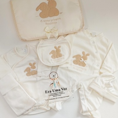Conjunto de roupa de bebé creme com bordados de coelho e bolsa com renda