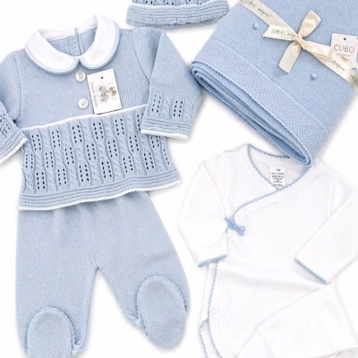 Conjunto de roupa de bebé azul e branco com casaco, calças, gorro, body e manta.