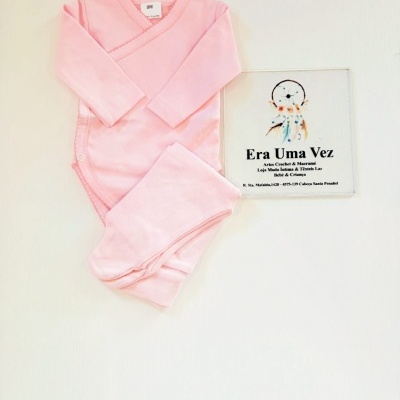 Conjunto de roupa de bebé rosa com body e calças ao lado de cartão da marca Era Uma Vez