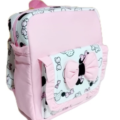 Mochila infantil rosa e branca com laços e silhuetas pretas