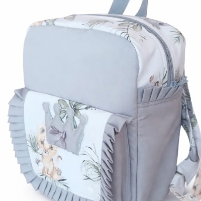 Mochila cinza e branca com padrão e aplique de coroa