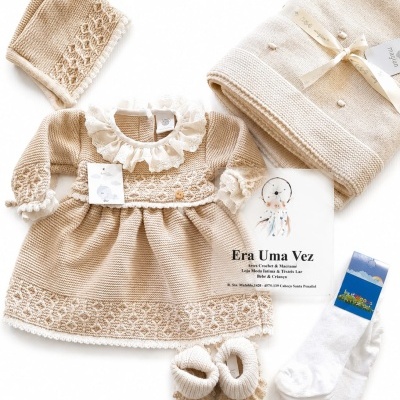 Conjunto de bebé bege com vestido, touca, sapatinhos, meias, manta e saco com texto