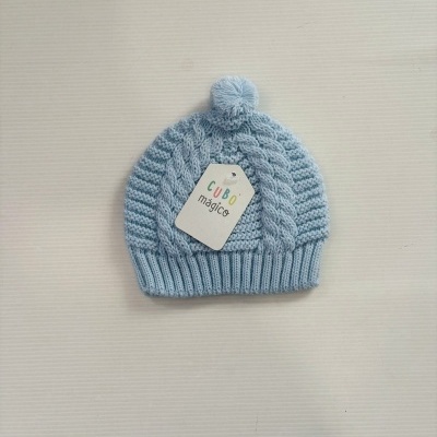 Gorro infantil azul claro tricotado com pompom e etiqueta com texto