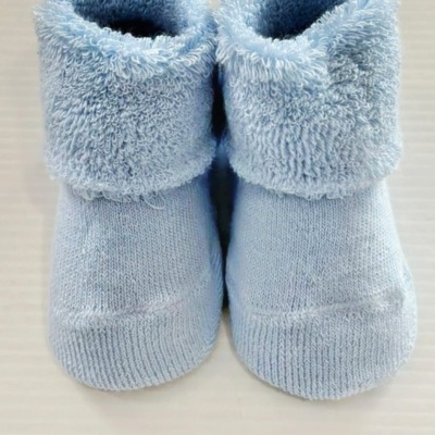 Botas de bebé azuis felpudas com cano dobrado