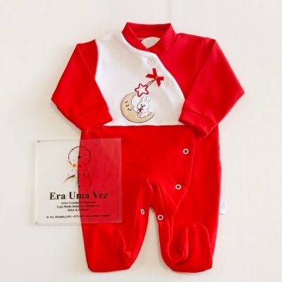 Macacão de bebé vermelho com parte superior branca e bordado de lua e coelhinho