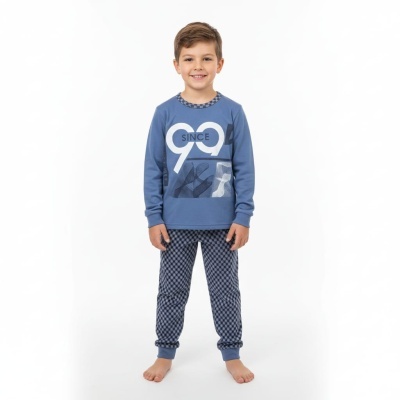 Pijama de criança azul com camisola estampada e calças xadrez em fundo branco