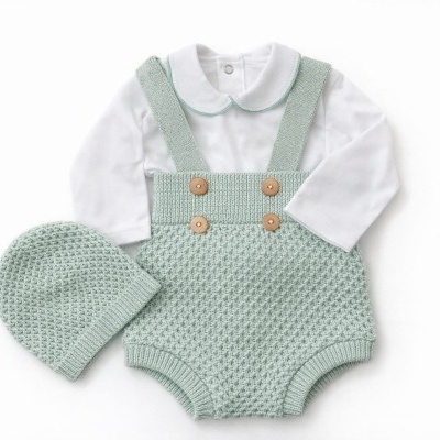 Conjunto de roupa de bebé com body branco e calção verde claro com gorro
