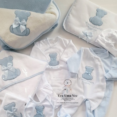 Conjunto de roupas e acessórios para bebé azul e branco com ursinho bordado e laço
