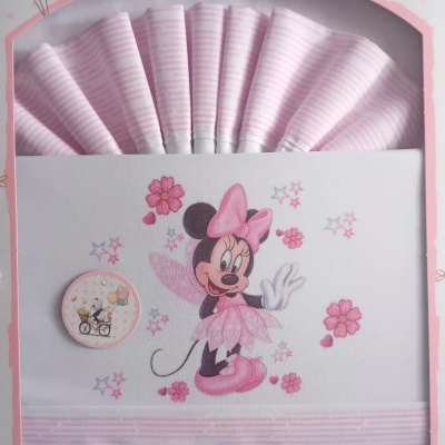 Roupa de bebé cor-de-rosa com desenho da Minnie Mouse e flores embalada numa caixa rosa