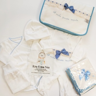 Conjunto de roupa para bebé branco com detalhes azuis e saco bordado