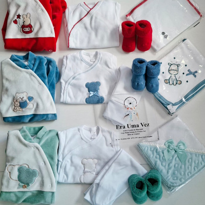 Conjunto de roupa e acessórios para bebés em tons de vermelho, azul, verde e branco com ursinhos e coelhos